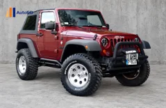 Jeep Wrangler 5.7 HEMI — Burgundowy Jeep Wrangler na szarym betonie