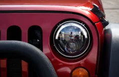 Jeep Wrangler 5.7 HEMI — Zbliżenie na burgundowe reflektory klasyka