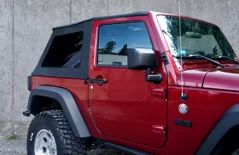 Jeep Wrangler 5.7 HEMI — Burgundowy Jeep z miękkim dachem