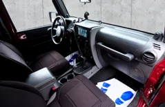 Jeep Wrangler 5.7 HEMI — Burgundowe wnętrze auta przy betonowej ścianie