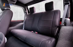 Jeep Wrangler 5.7 HEMI — Wnętrze auta na tle betonowej ściany