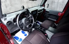 Jeep Wrangler 5.7 HEMI — Burgundowe wnętrze auta przy betonowej ścianie(1)