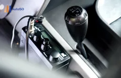 Jeep Wrangler 5.7 HEMI — Bordowy lewarek i panel radiowy
