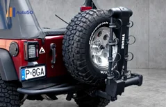 Jeep Wrangler 5.7 HEMI — Burgundowy Jeep Wrangler HEMI w betonowym studio