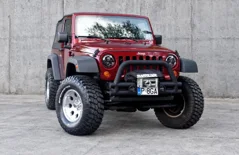 Jeep Wrangler 5.7 HEMI — Burgundowy Jeep Wrangler na szarym betonie(1)