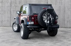 Jeep Wrangler 5.7 HEMI — Burgundowy Jeep Wrangler HEMI na betonowym tle