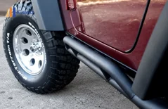 Jeep Wrangler 5.7 HEMI — Zbliżenie tylnego koła i bocznego stopnia