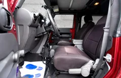 Jeep Wrangler 5.7 HEMI — Klasyczne wnętrze auta, beton za szybami
