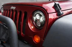 Jeep Wrangler 5.7 HEMI — Burgundowy Jeep Wrangler HEMI w studiu
